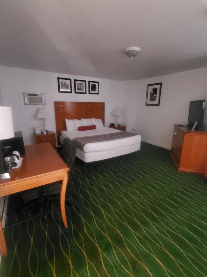 Bayview Lakefront Inn Saint Ignace Ngoại thất bức ảnh
