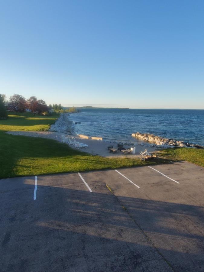 Bayview Lakefront Inn Saint Ignace Ngoại thất bức ảnh